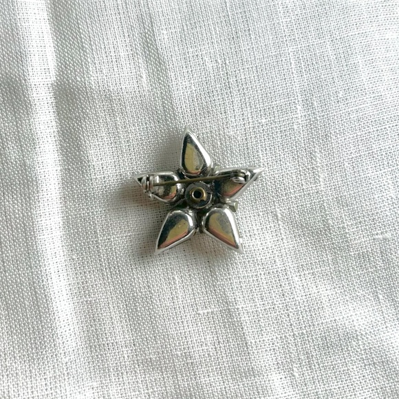 Beautiful Vintage Rhinestone Star Brooch - Costume Jewelry - Picture 2 of 2
